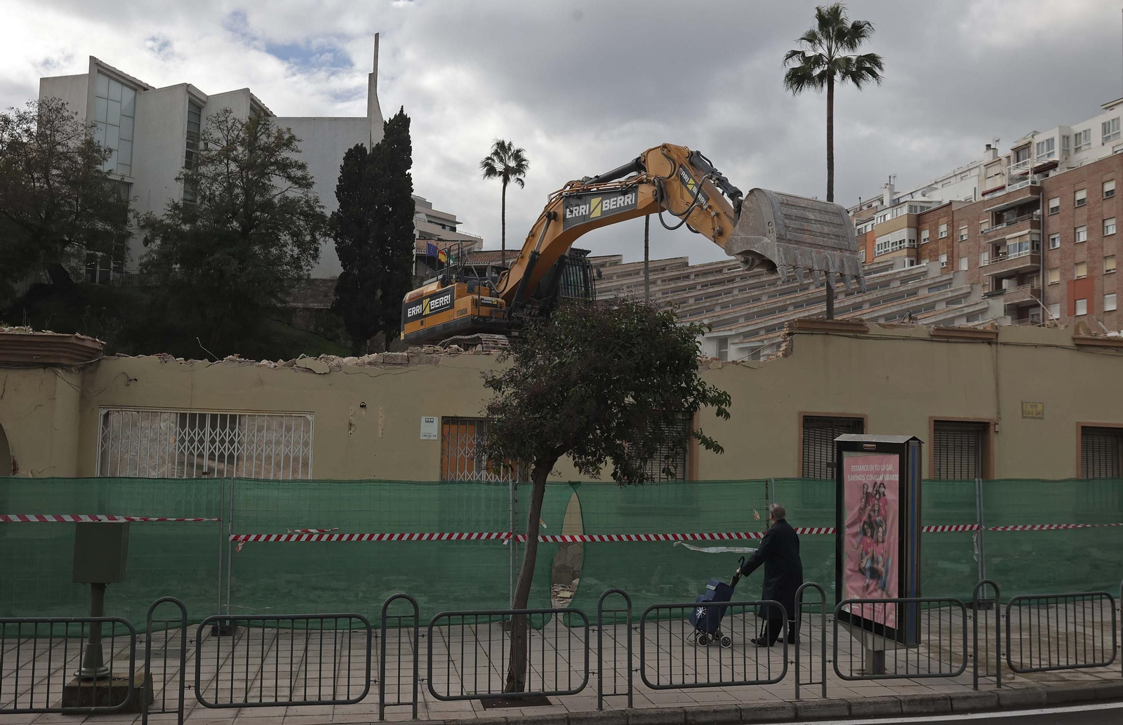 Fotos de los trabajos de demolición de las viviendas militares de la avenida Virgen del Carmen en Algeciras