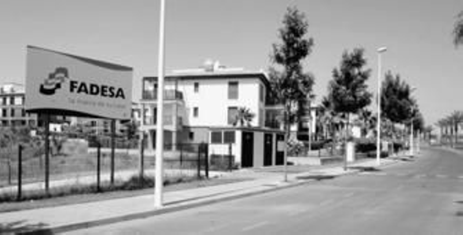 Solitario aspecto que presentaba el pasado jueves por la mañana una de las grandes avenidas que atraviesan la urbanización Costa Esuri de Ayamonte.