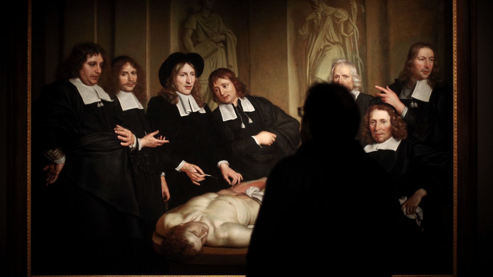 Un visitante ante 'Lección de anatomía del doctor Frederick Ruysch' (1670) de Adriaen Backer.