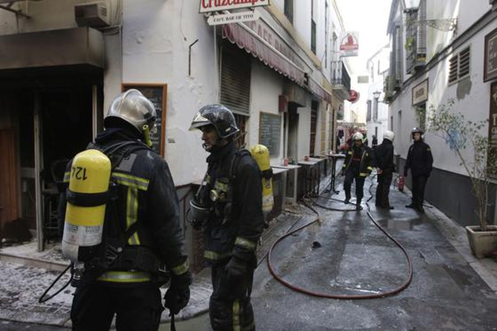 Los Bomberos mientras tratan de sofocar el incendio.

Foto: Ruesga Bono/José Ángel García