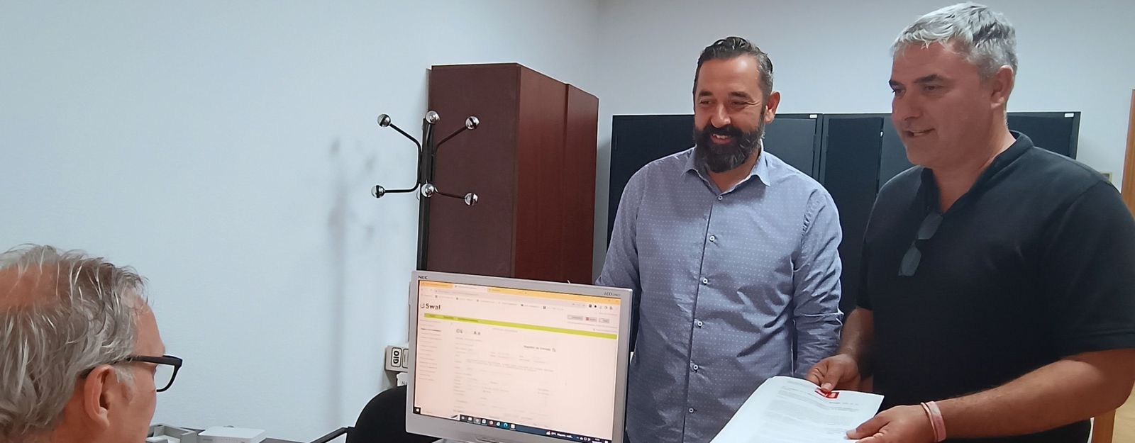 Representantes del PSOE en la Mancomunidad de la Axarquía registrando un escrito solicitando un informe legal