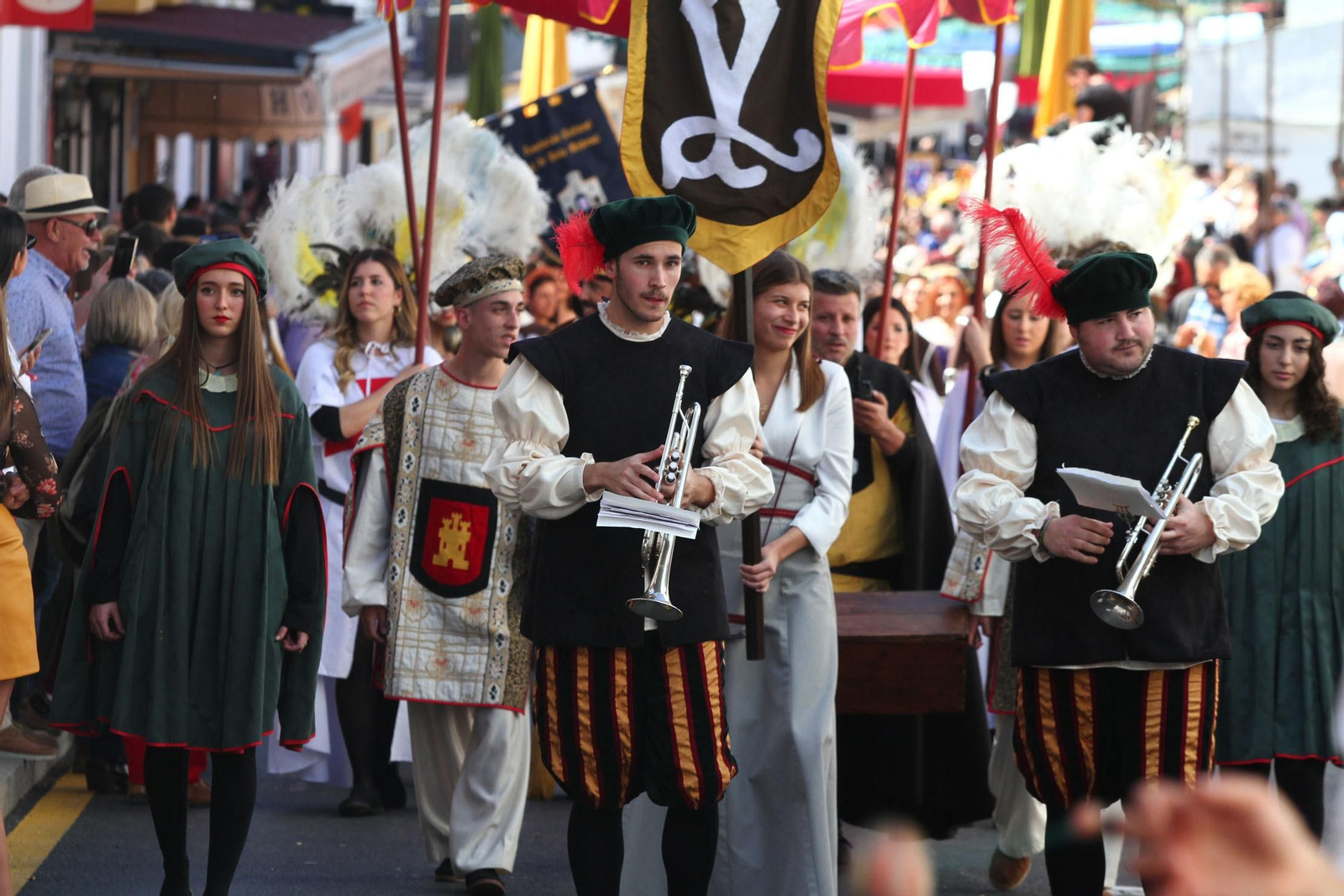 Imágenes del desfile de la XIX Feria Medieval del Descubrimiento, en Palos de la Frontera