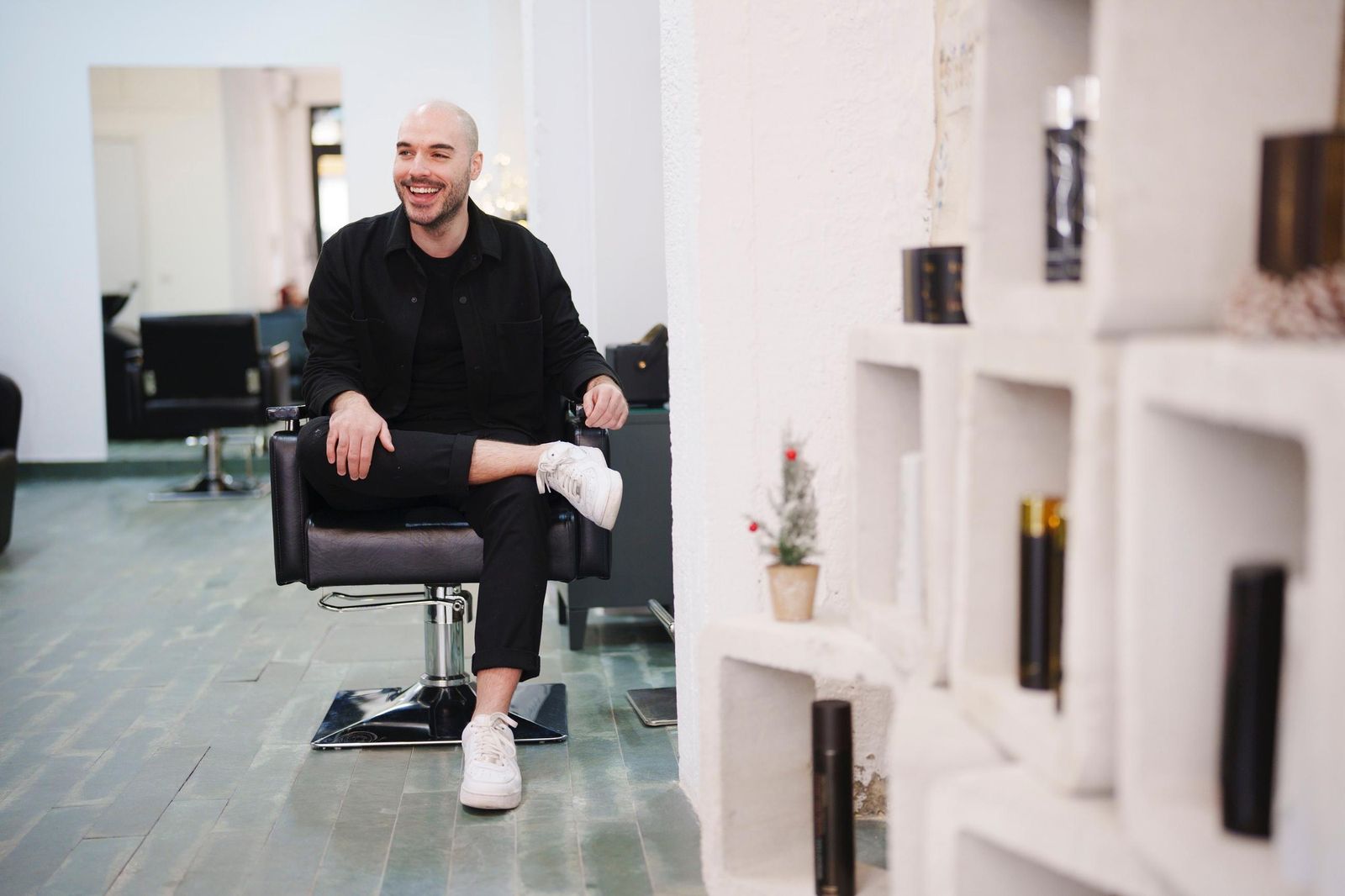 Alta costura para el cabello: Manu Aroa abre su propio estudio de peluquería