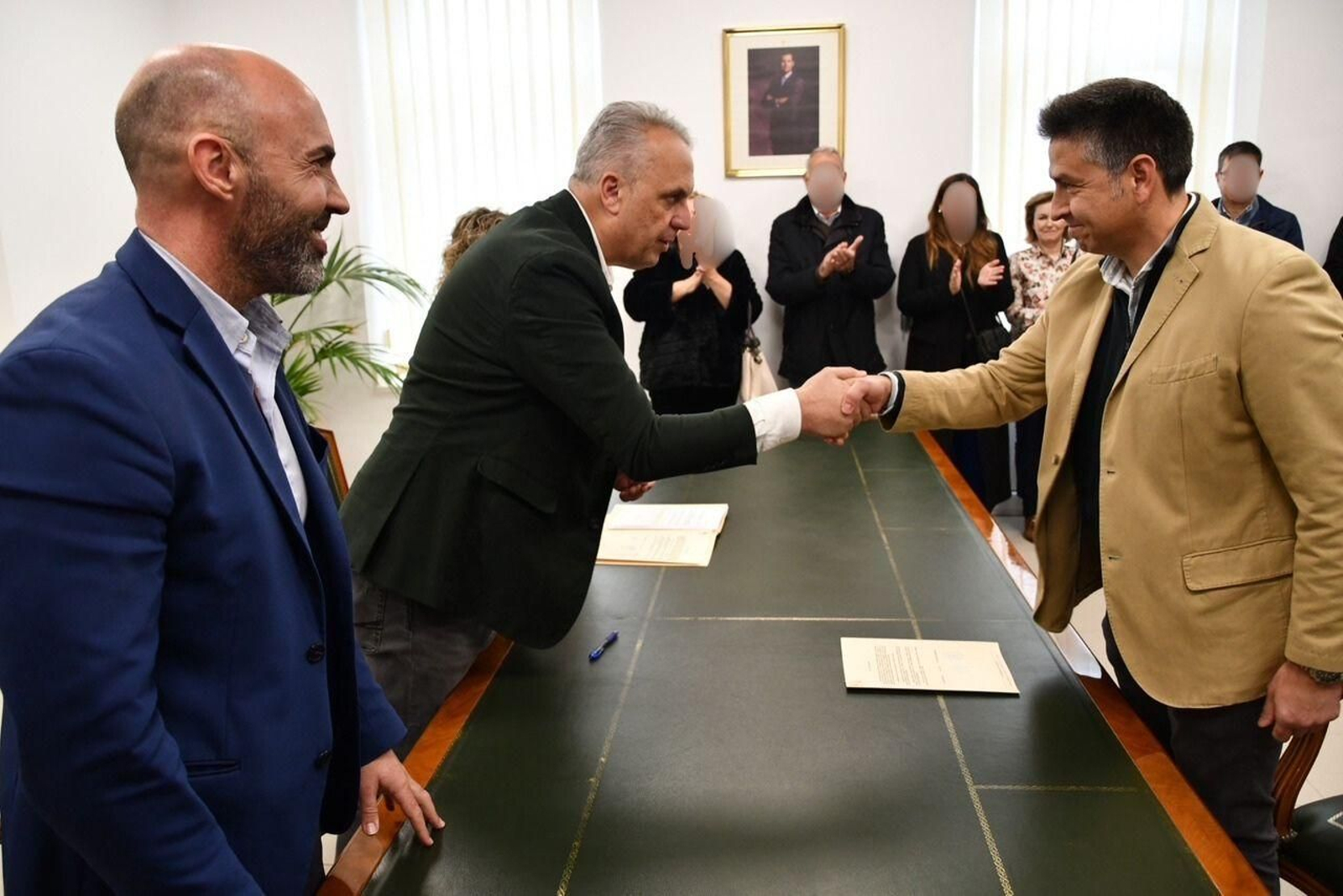 La toma de posesión del funcionario readmitido, que da la mano al alcalde de San Roque, Juan Carlos Ruiz Boix.