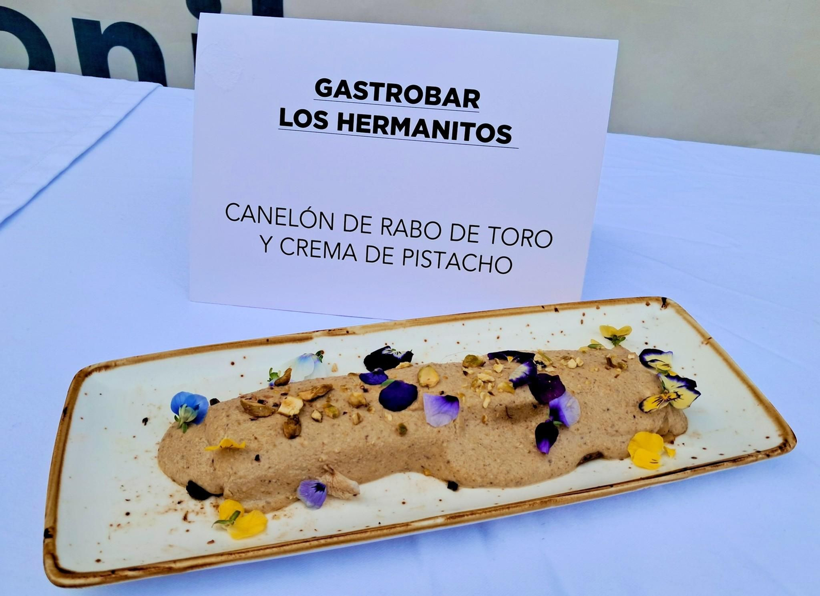Gastrobar Los Hermanitos / Tapa: Canelón de rabo de toro y crema de pistacho