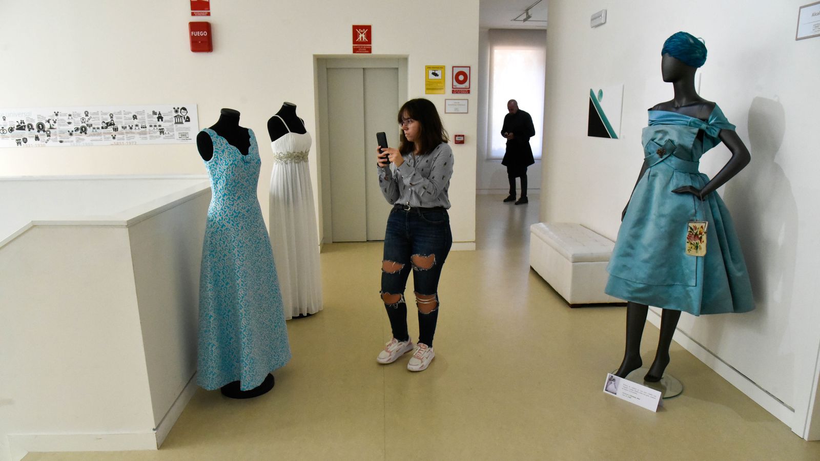 Exposición ' Vísteme: de la Alta Costura al Arte, 90 años de historia de la moda' en el Museo Cruz Herrera