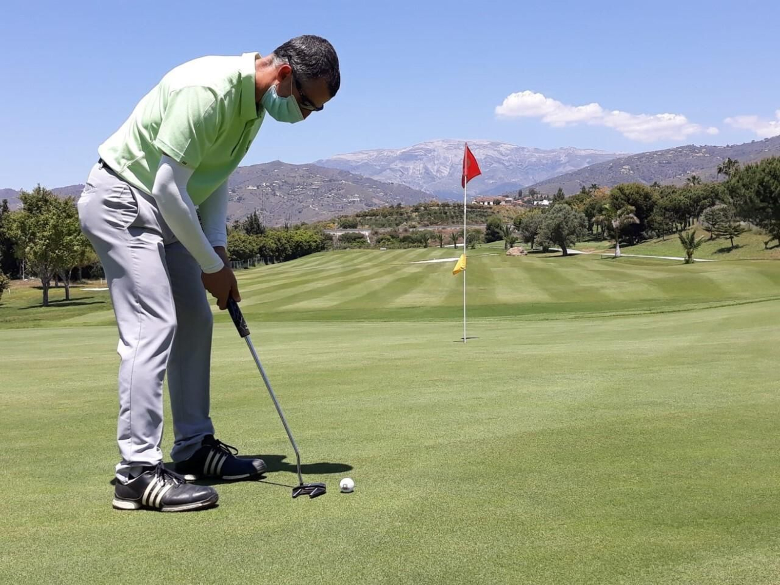 Un jugador de golf en el campo. Un jugador de golf en el campo.