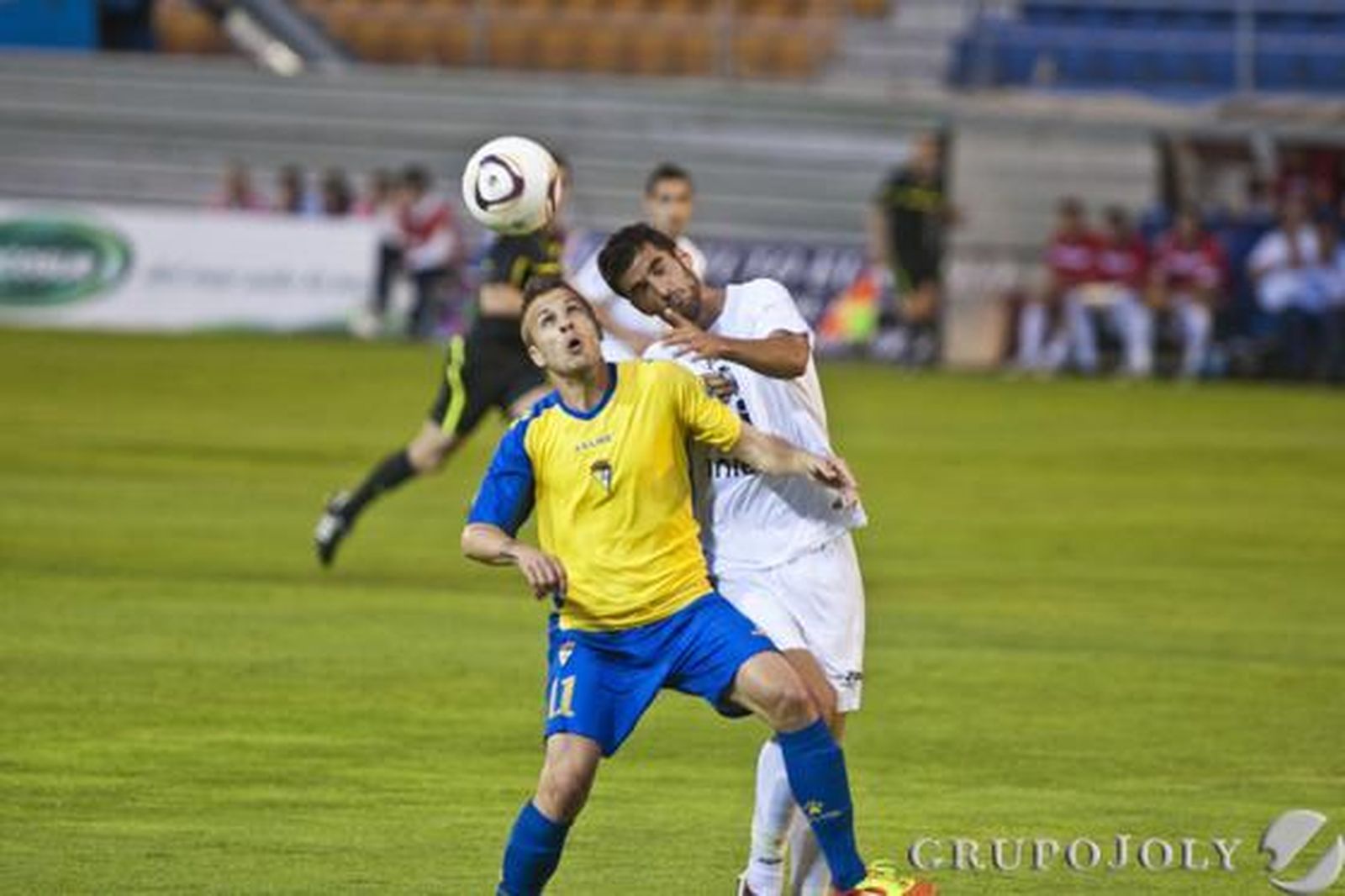 Cases toca el balón de cabeza. 

Foto: Julio Gonzalez