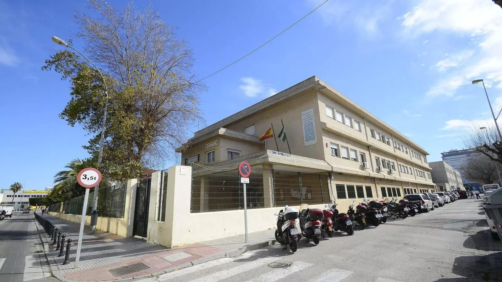 Exterior del CEIP Tierno Galván, uno de los centros públicos de la capital gaditana.