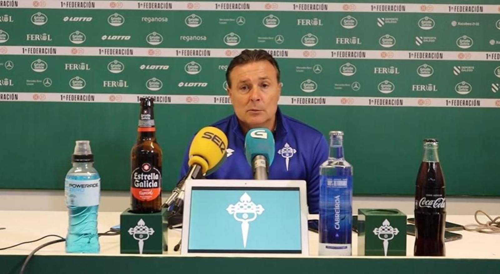Cristóbal Parralo, técnico del Racing Ferrol, en la sala de prensa de A Malata. Cristóbal Parralo, técnico del Racing Ferrol, en la sala de prensa de A Malata.