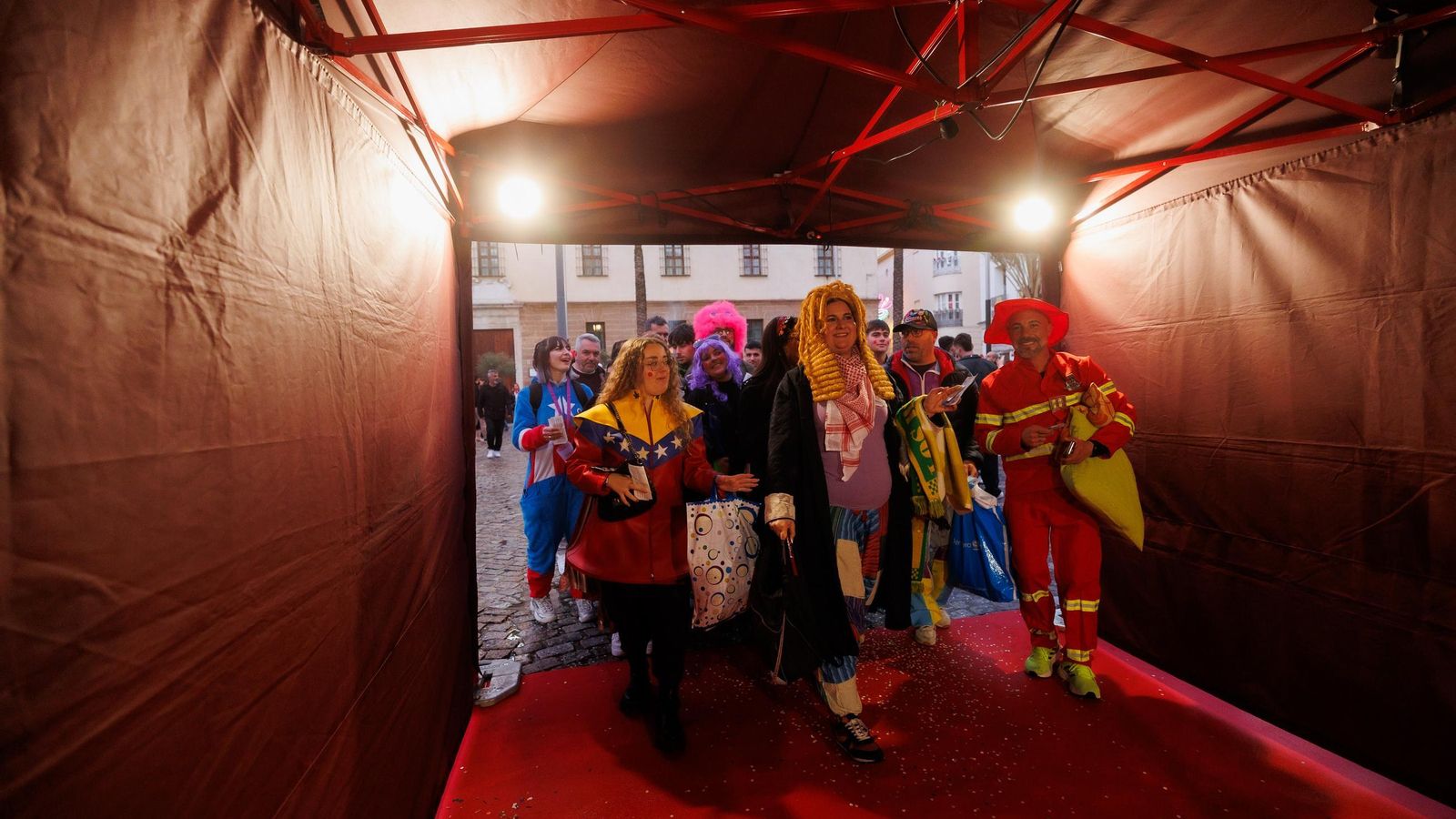 Búscate entre las mejores imágenes de la final del COAC 2025 del Carnaval de Cádiz