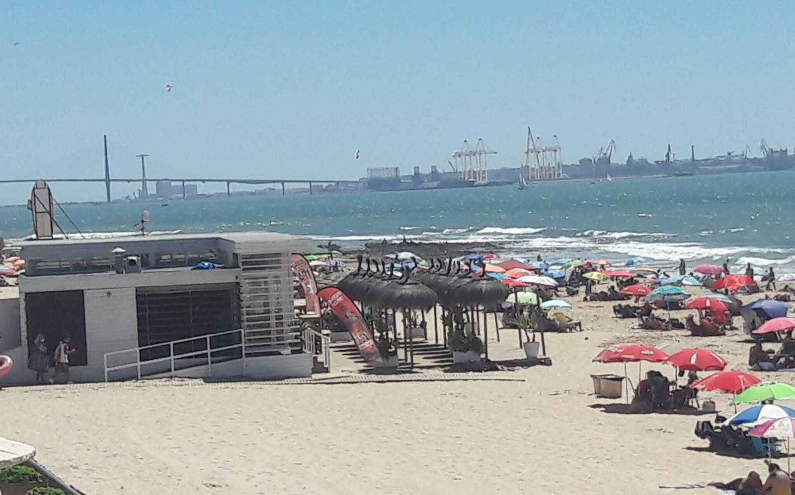 El chiringuito, situado en la playa del Buzo, ha cerrado de manera temporal por un caso de coronavirus en su plantilla.