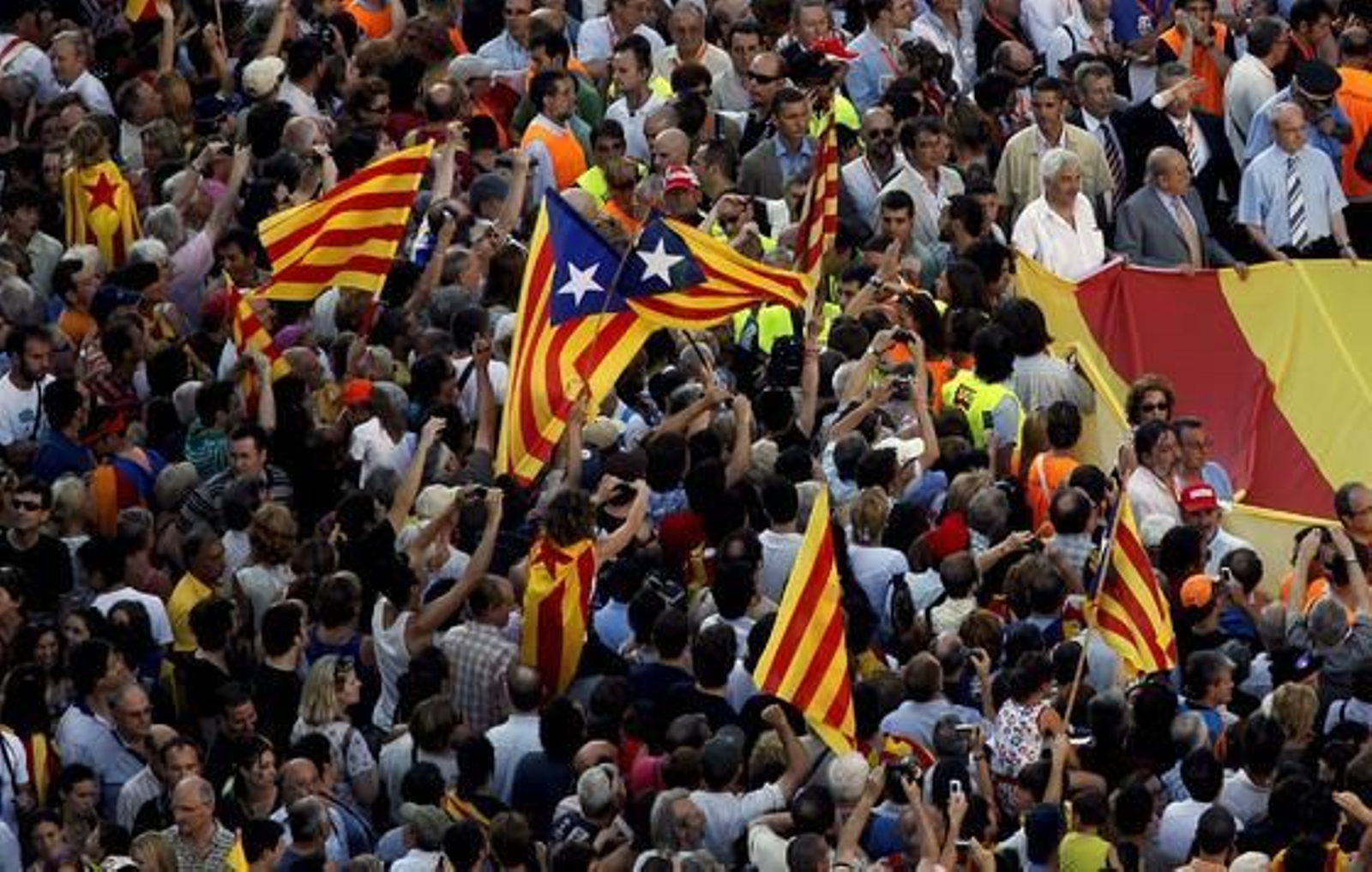 Más de un millón de personas marchan por las calles de Barcelona para protestar contra la sentencia del 'Estatut'. / EFE