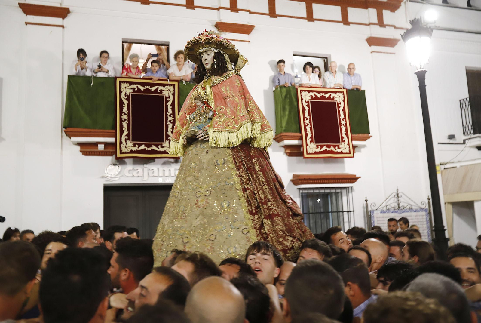 La Virgen del Rocío recorre las calles de Almonte hacia el Chaparral para el inicio del Camino de los Llanos