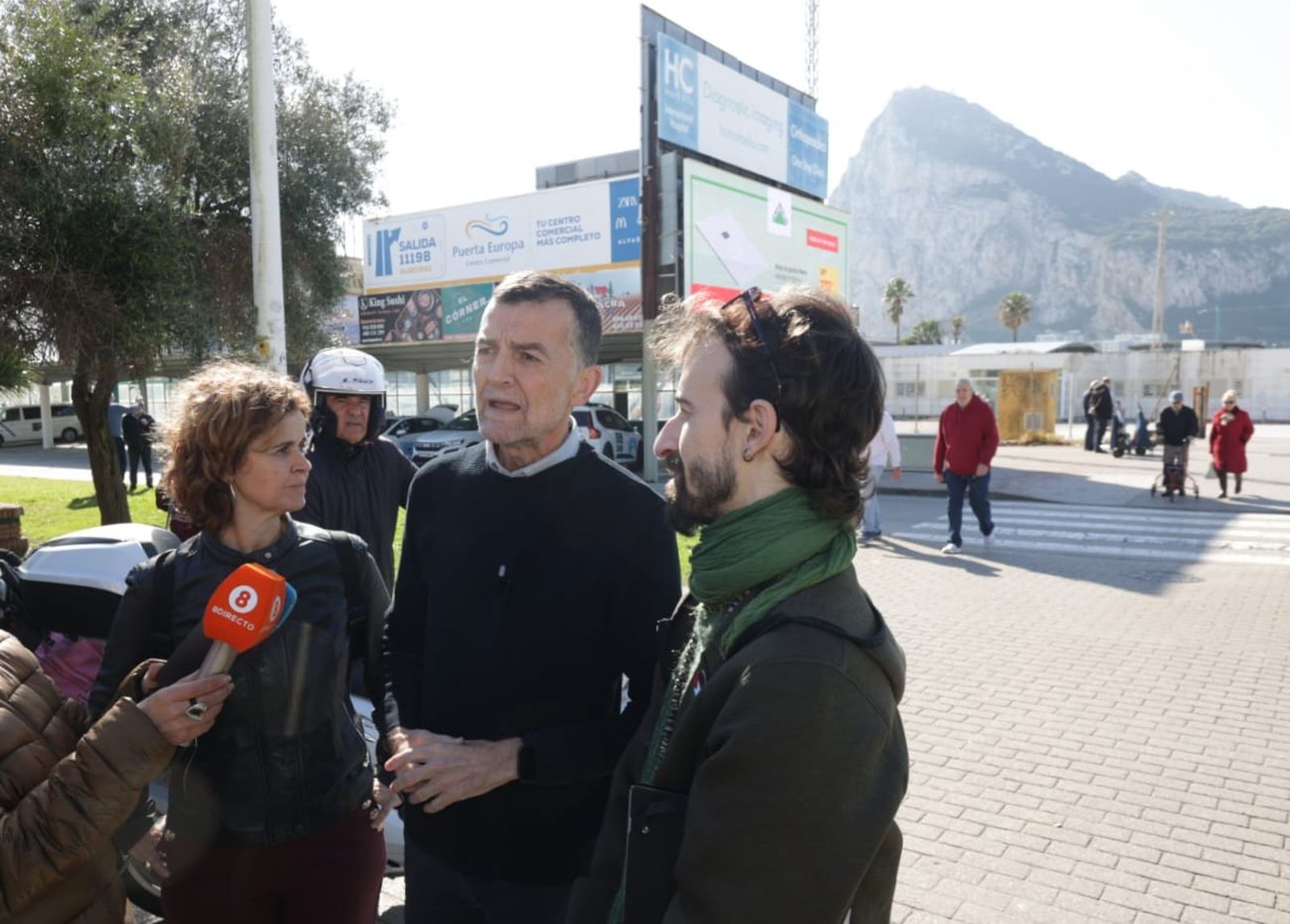 Antonio Maíllo en las inmediaciones de la Verja de Gibraltar.