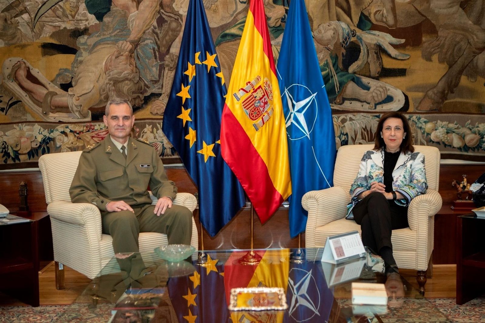 Aroldo Lázaro Sáenz será el Jefe de Misión y Comandante de UNIFIL en Líbano, posa junto a la ministra de Defensa, Margarita Robles.