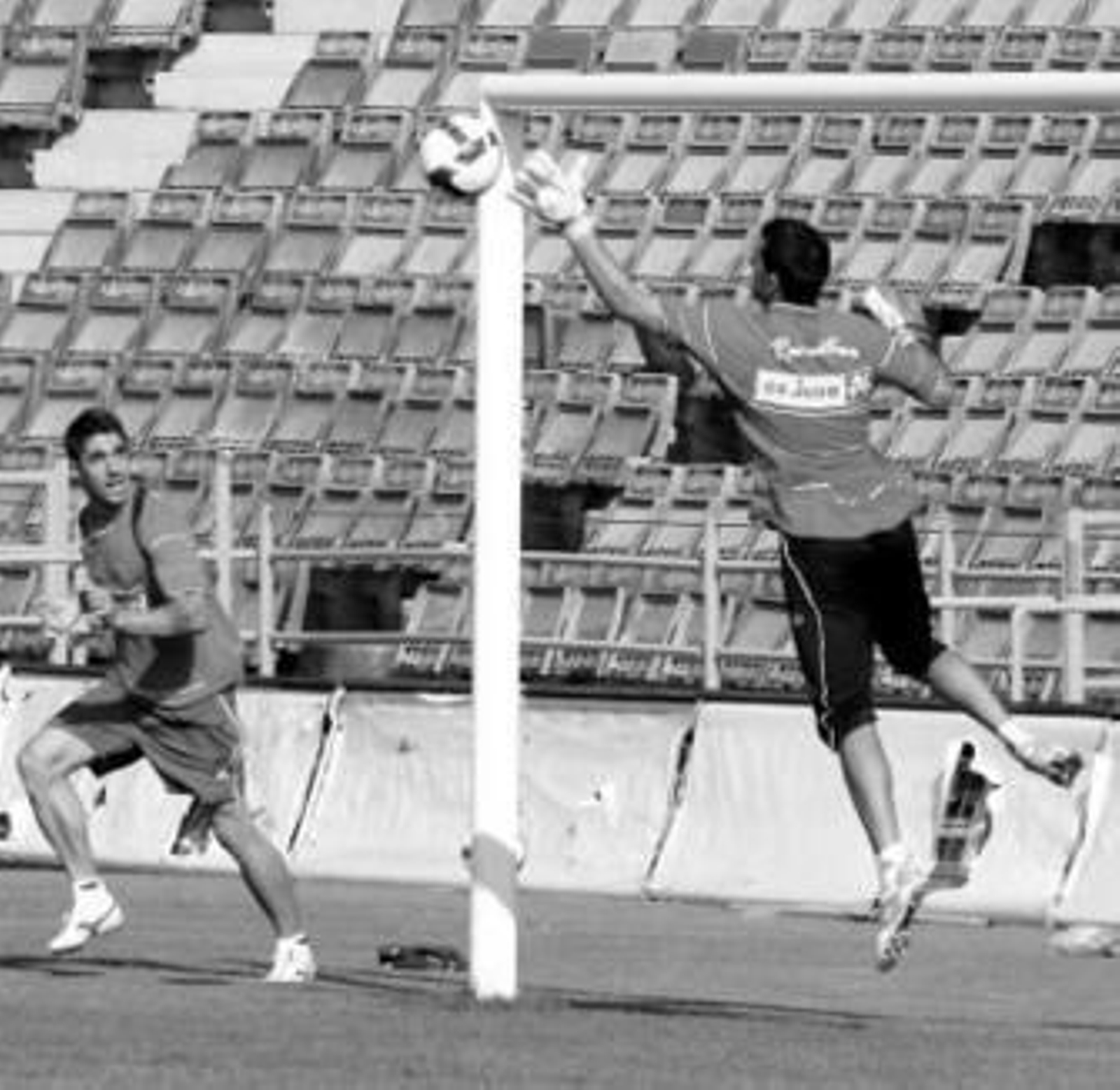 Dani Bautista observa una acción durante el entrenamiento de ayer.