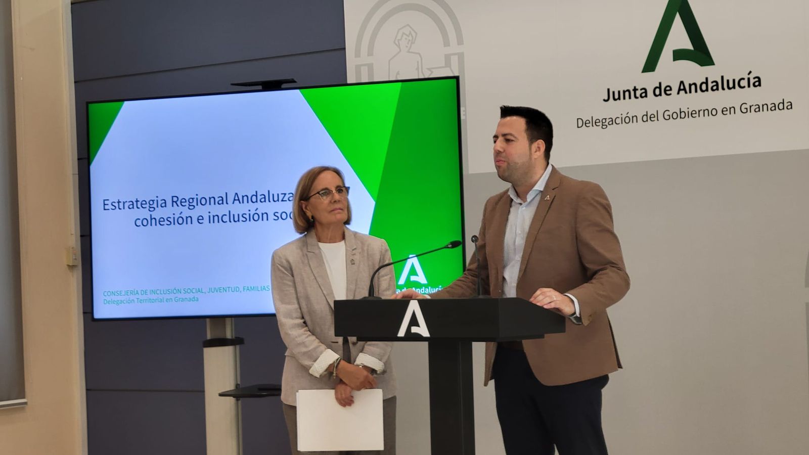 El director general de Protección Social y Barriadas de Actuación Preferente, Antonio Huertas, y la delegada de Inclusión Social, Juventud, Familias e Igualdad, Matilde Ortiz.