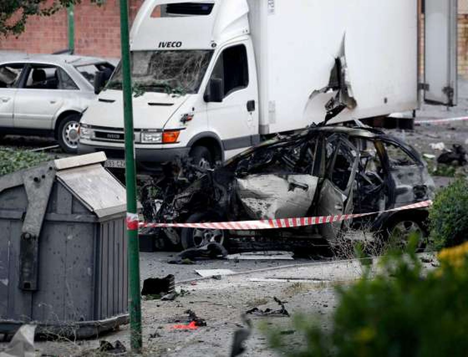 La explosión del coche bomba ha provocado cuantiosos daños en las proximidades de la casa cuartel de la Guardia Civil de Burgos.  Foto: EFE