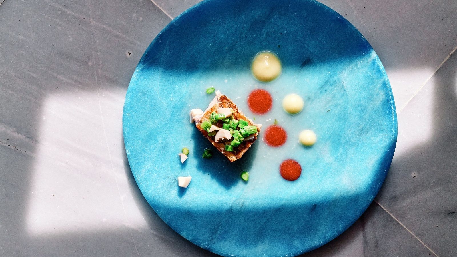 Cordero segureño de Los Vélez con manzana y fresas.