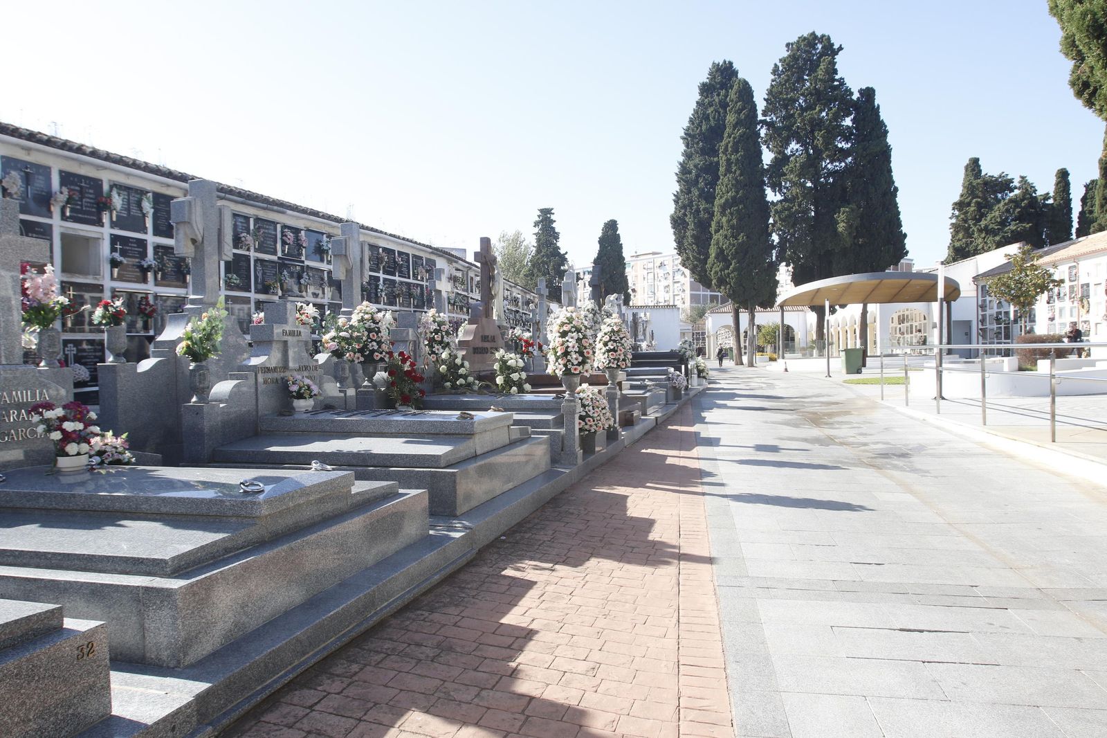 El covid-19 motiva un Día de los Santos de recogimiento en los cementerios de Córdoba