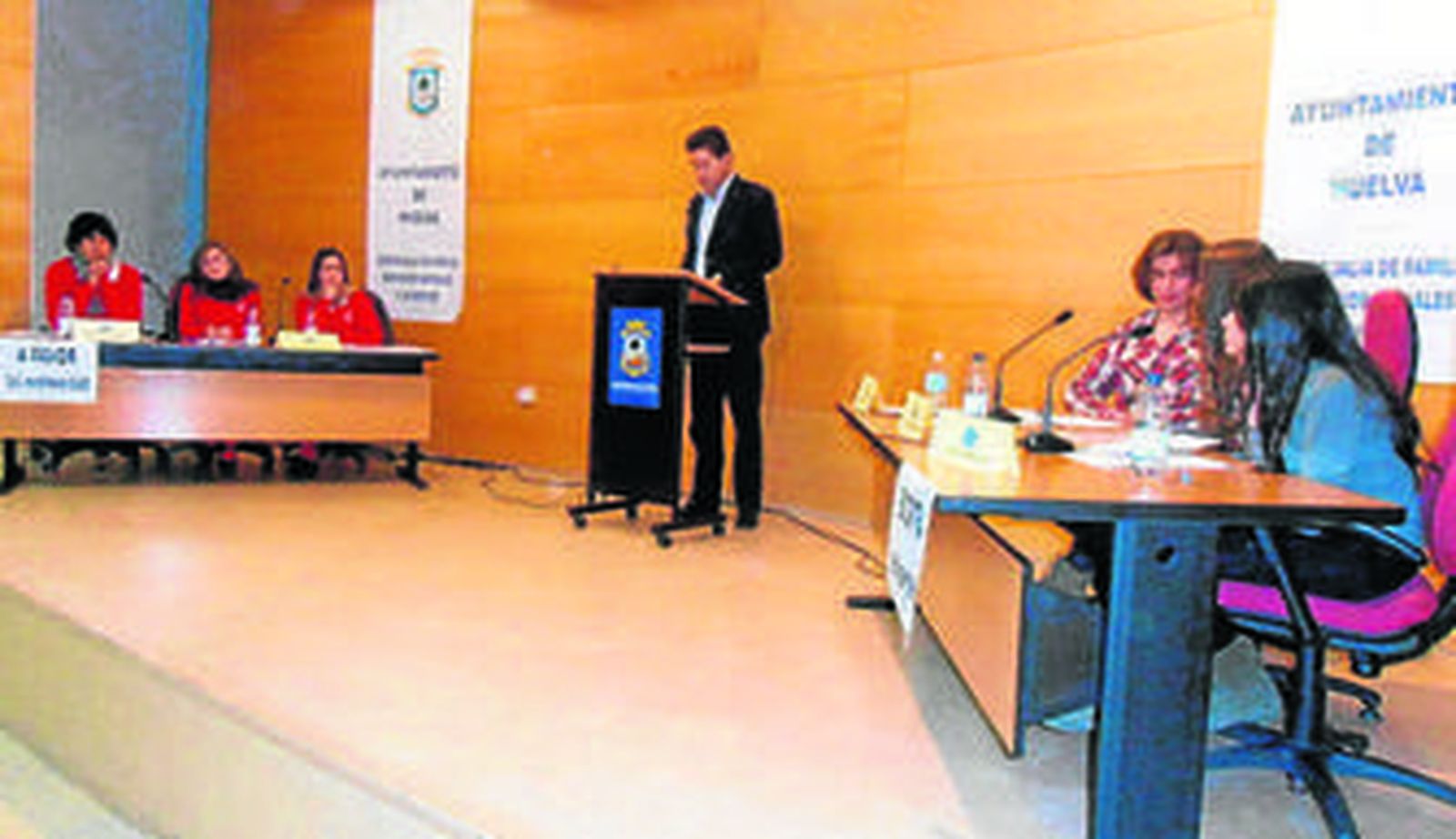 Los alumnos debaten diferentes temas durante el concurso.