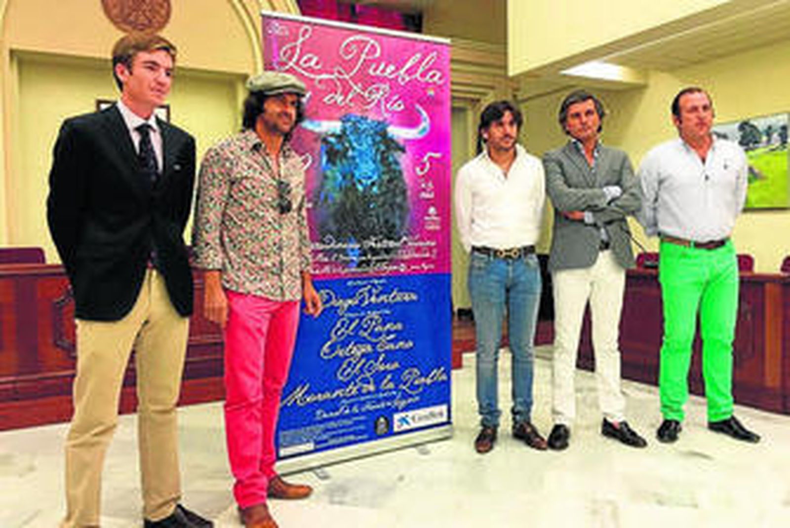 Promotores y empresario junto al alcade de La Puebla.