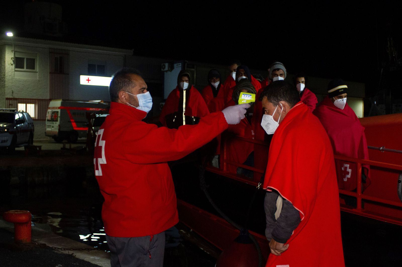 Los migrantes a su llegada anoche al Puerto de Motril