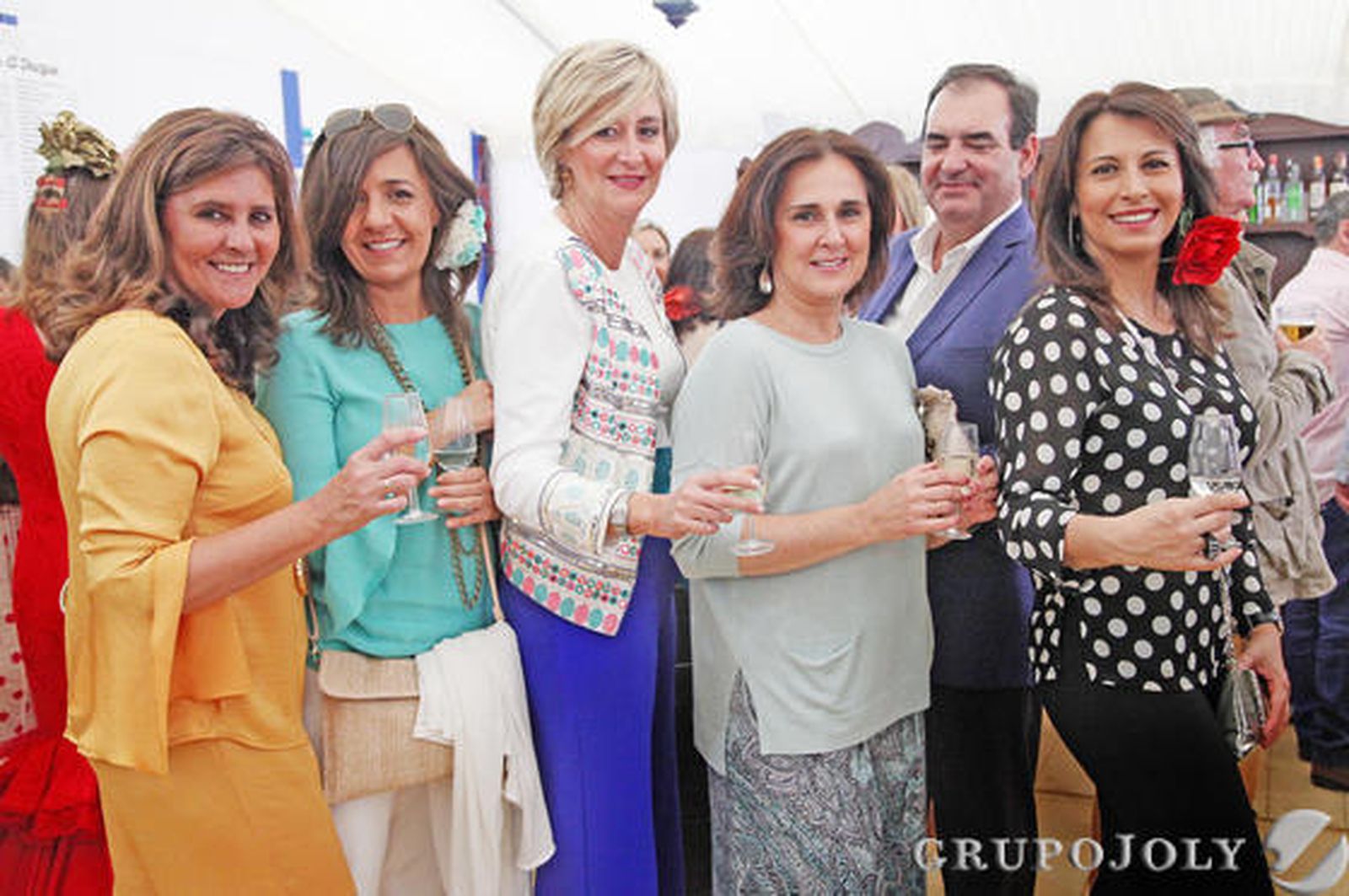 Maleni Gómez y su esposo Antonio Muñoz, Gema Cerezo y María Franco, de Esprohident, Silvia González, de El Arcón de Silvia, y Lourdes Sainz. 

Foto: Vanesa Lobo