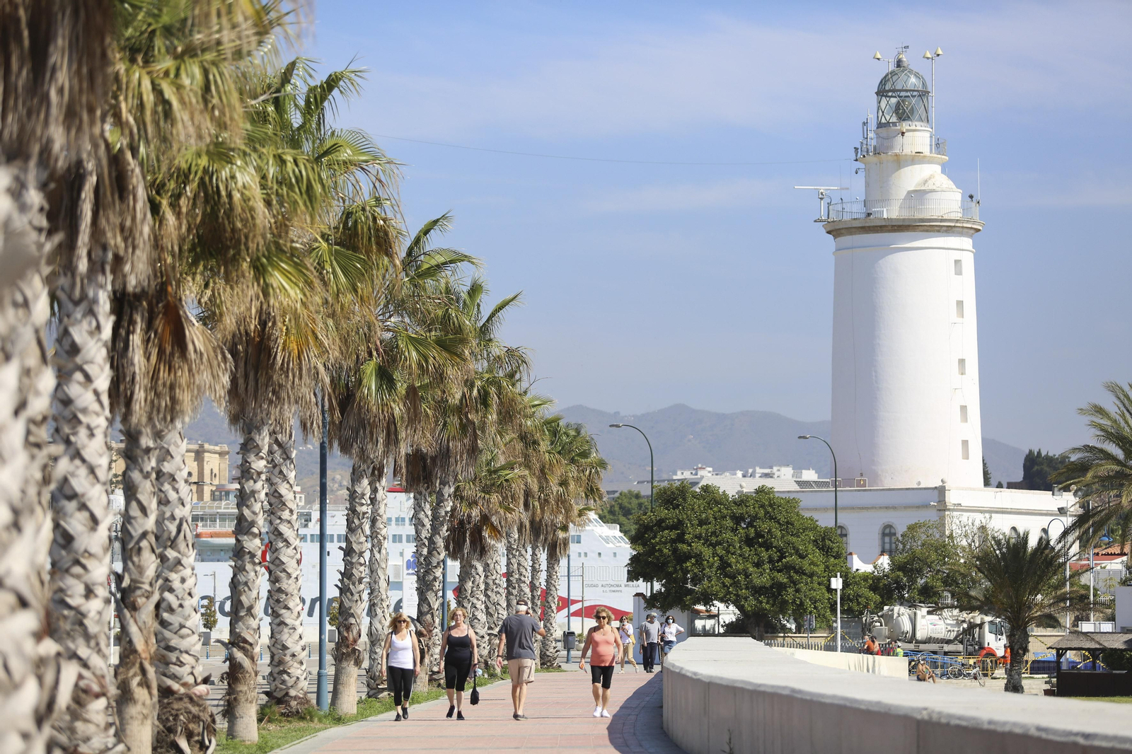 Personas caminando junto a la Farola.