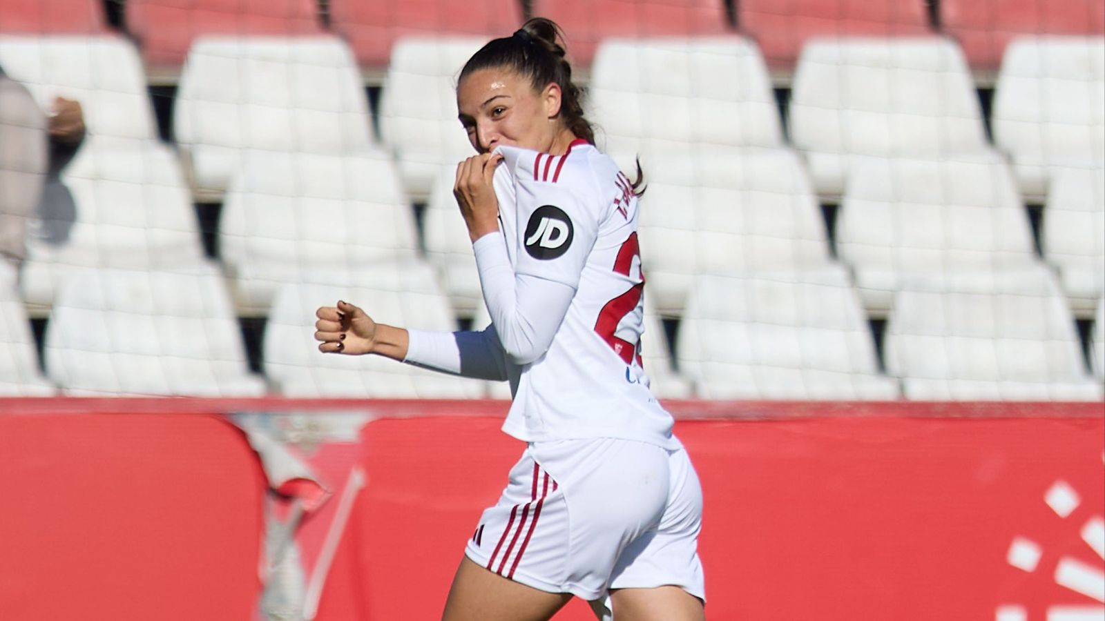 Inma Gabarro celebra un gol con el Sevilla Femenino