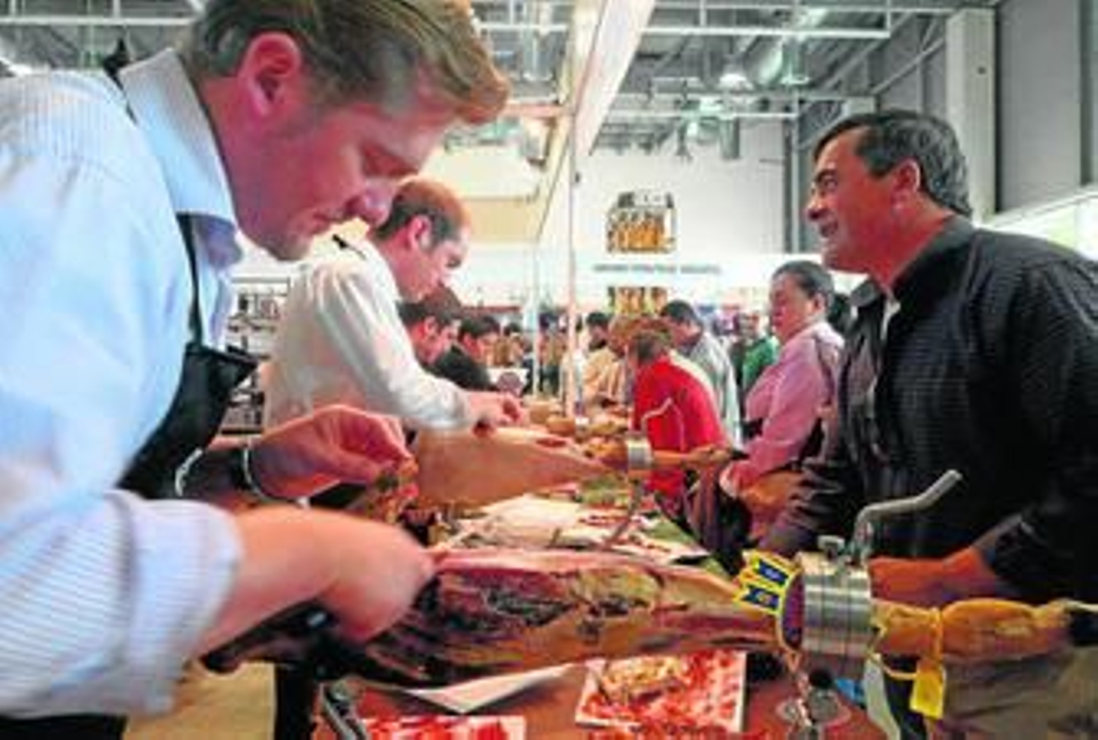 Cortadores de jamón en la feria de Aracena.