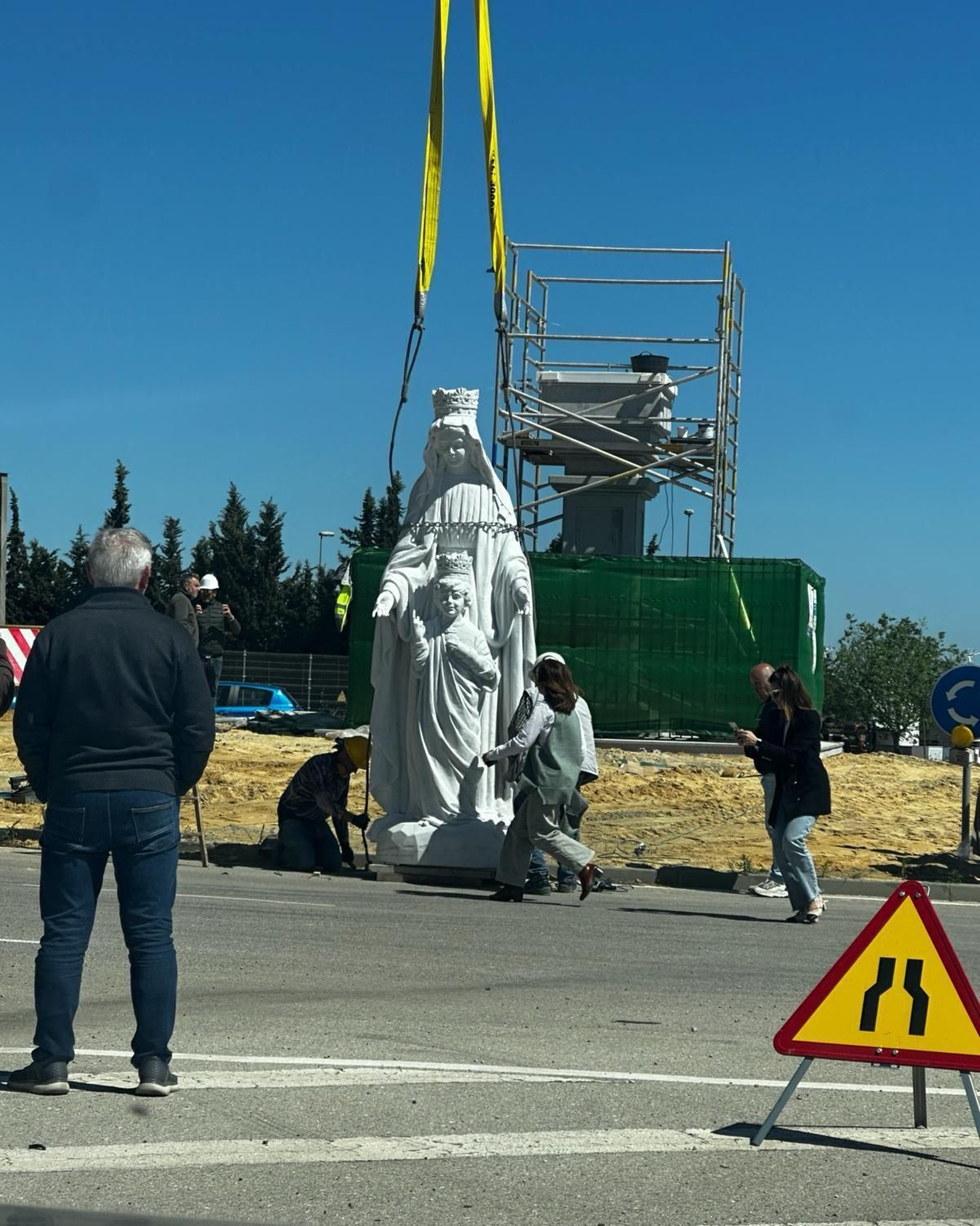 La imagen de Nuestra Señora del Sagrado Corazón, durante los trabajos de instalación en la glorieta del Colegio Montealto.
