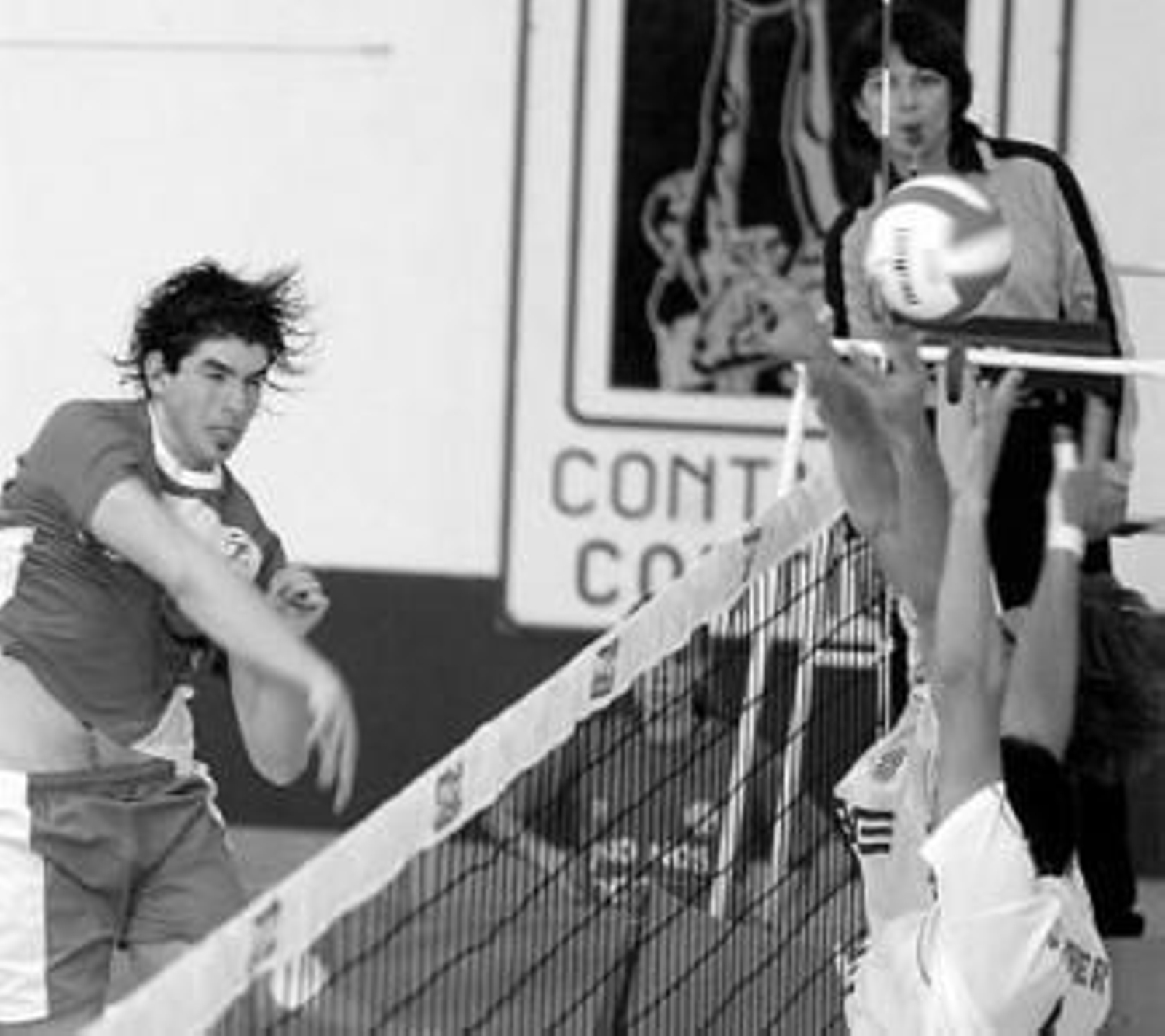 La defensa castellonense trata de blocar un remate de Nico Oroz.