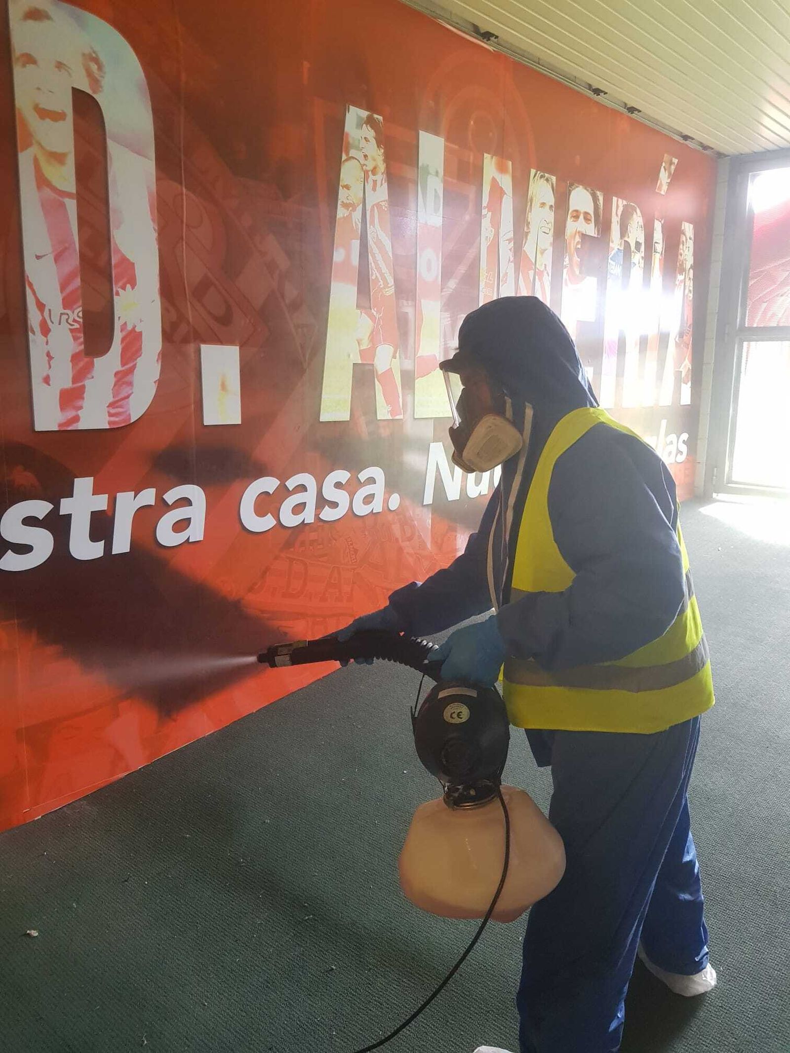 El túnel de acceso al campo también ha sido limpiado a conciencia