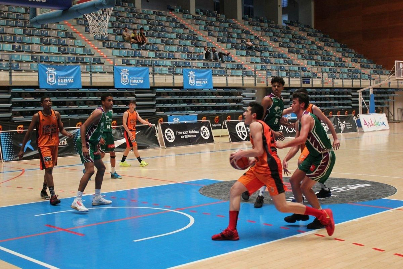 Un lance del duelo entre el Valencia Básket y el Unicaja.
