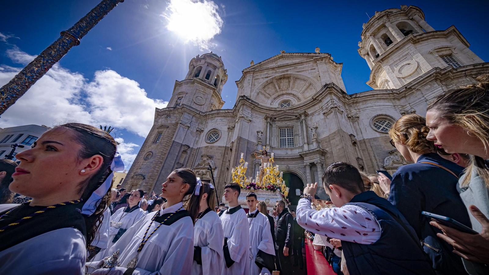 Las imágenes del Pontifical y salida del Resucitado de Catedral en la Semana Santa de Cádiz 2025