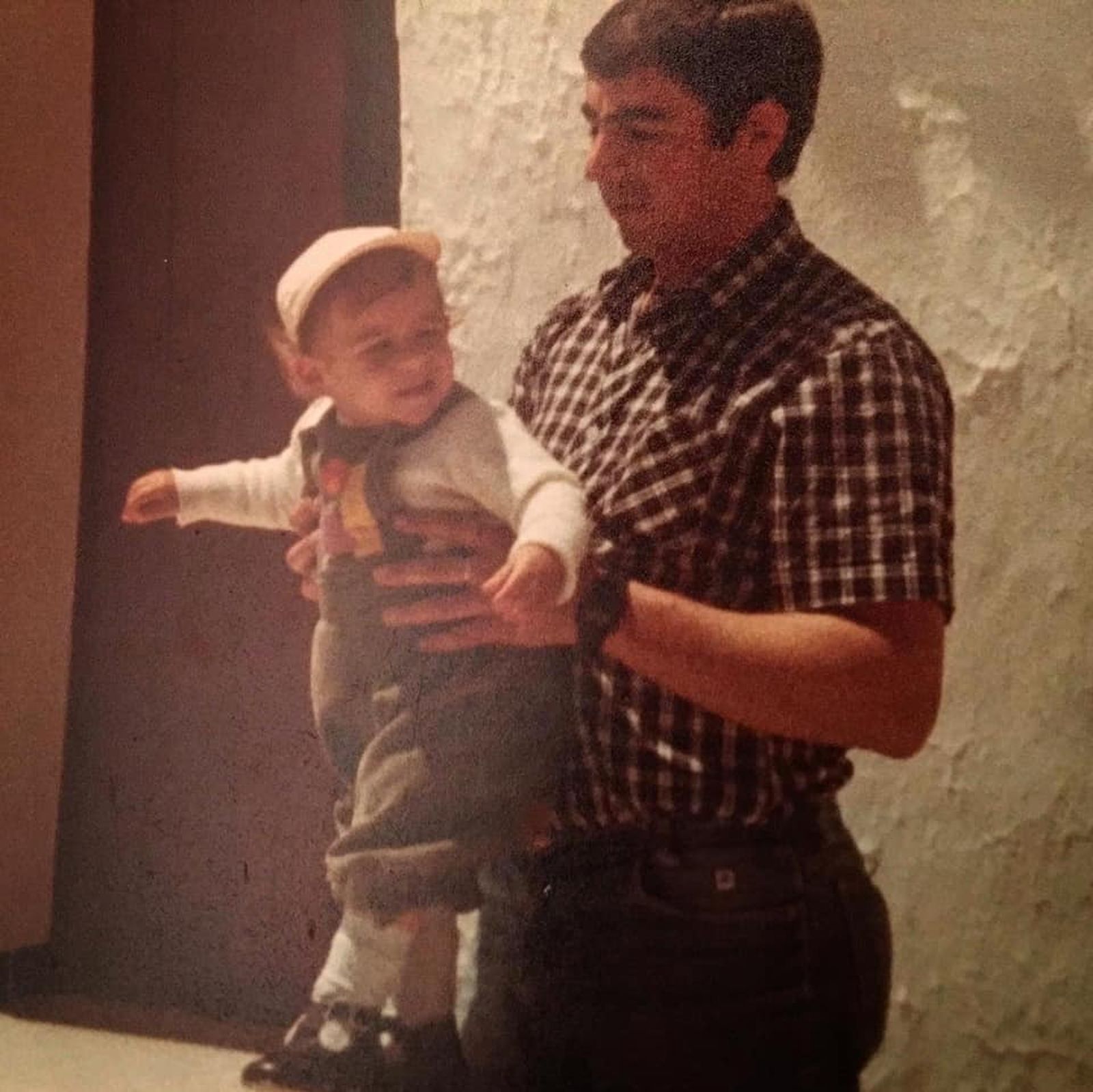 Imagen que ha subido Emilio Martín a las redes sociales junto a su padre.