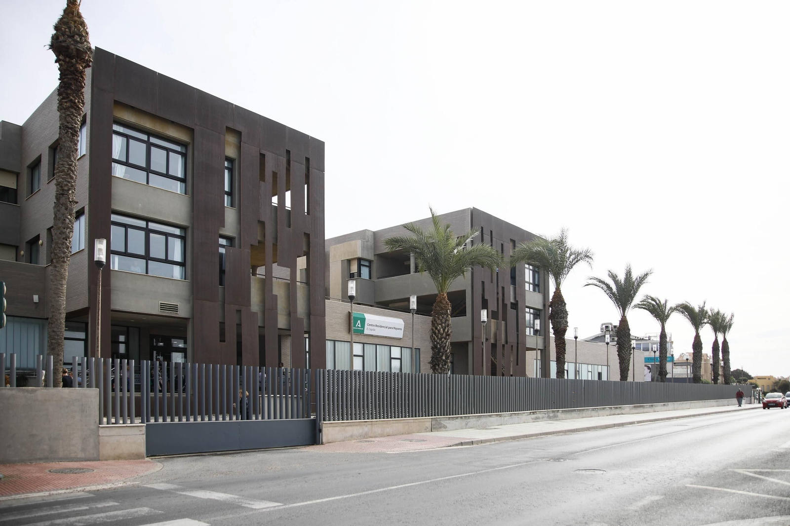 Las imágenes de la concentracion por el asesinato de Maria Nieves GP en la residencia del Zapillo en Almería