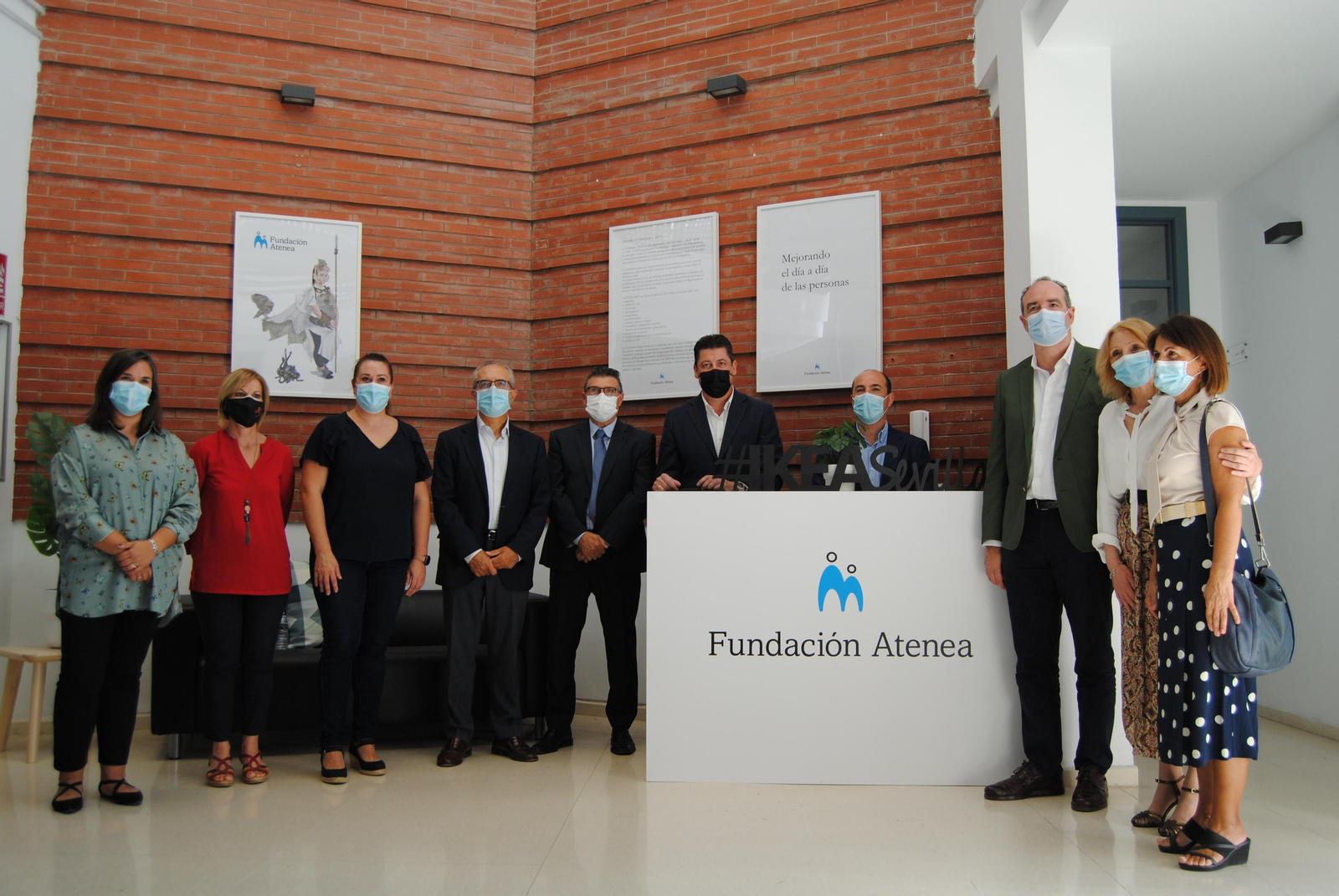 Representantes de IKEA, la Fundación Atenea y autoridades en el Centro de Encuentro y Acogida en el Polígono Sur.