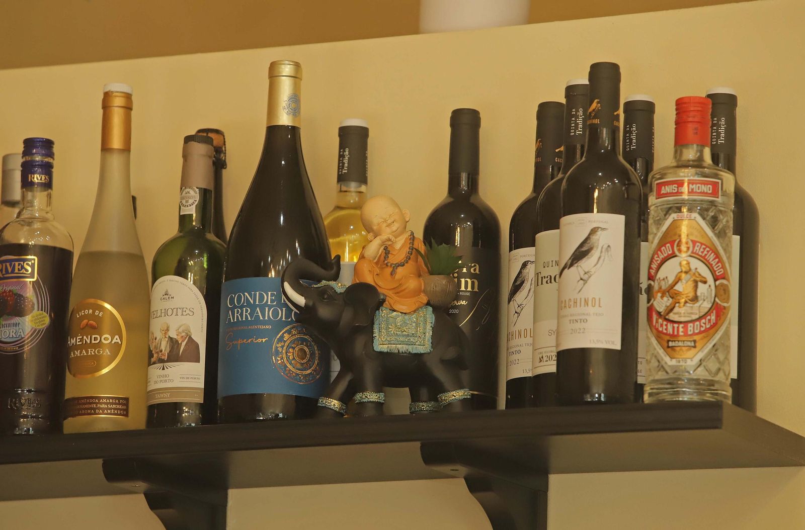 Mariana Cardoso prepara bombones rellenos artesanos en 'El lugar que no existe', en imágenes