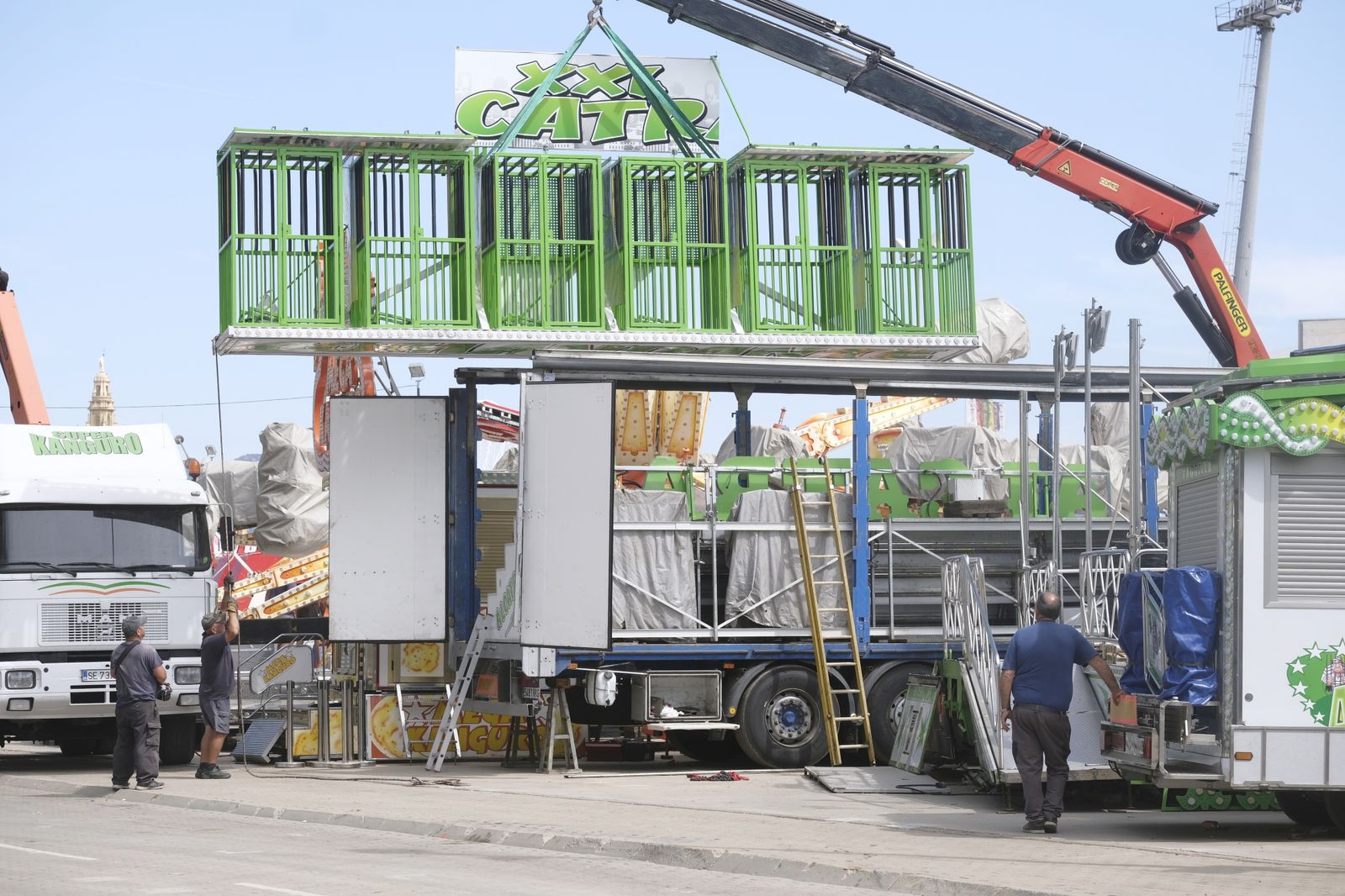 Adiós a la  Feria de Córdoba: El desmontaje de las casetas y las atracciones, en imágenes