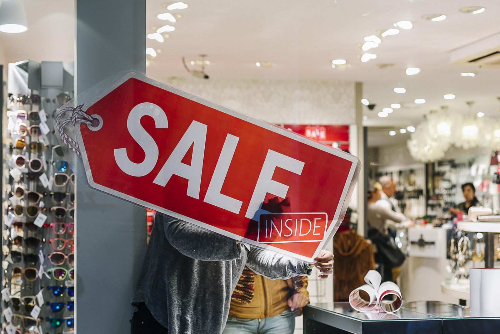 Las rebajas llegan a las tiendas del centro de la capital.