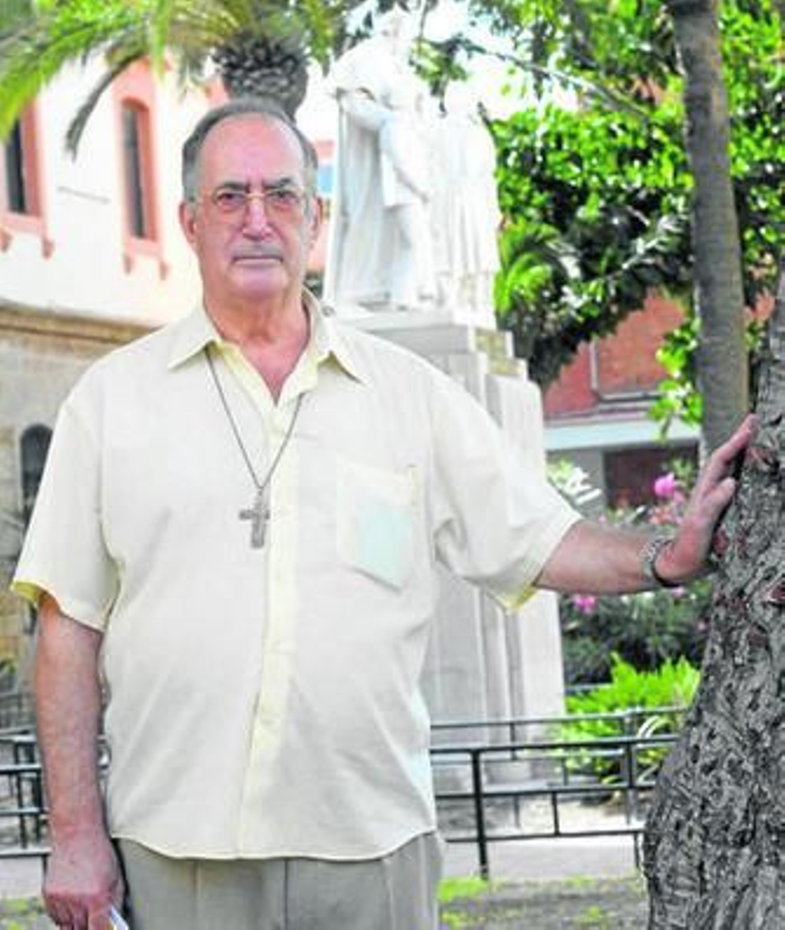 Francisco Vázquez, ante el colegio de Salesianos de Cádiz, del que ha sido director en dos periodos.