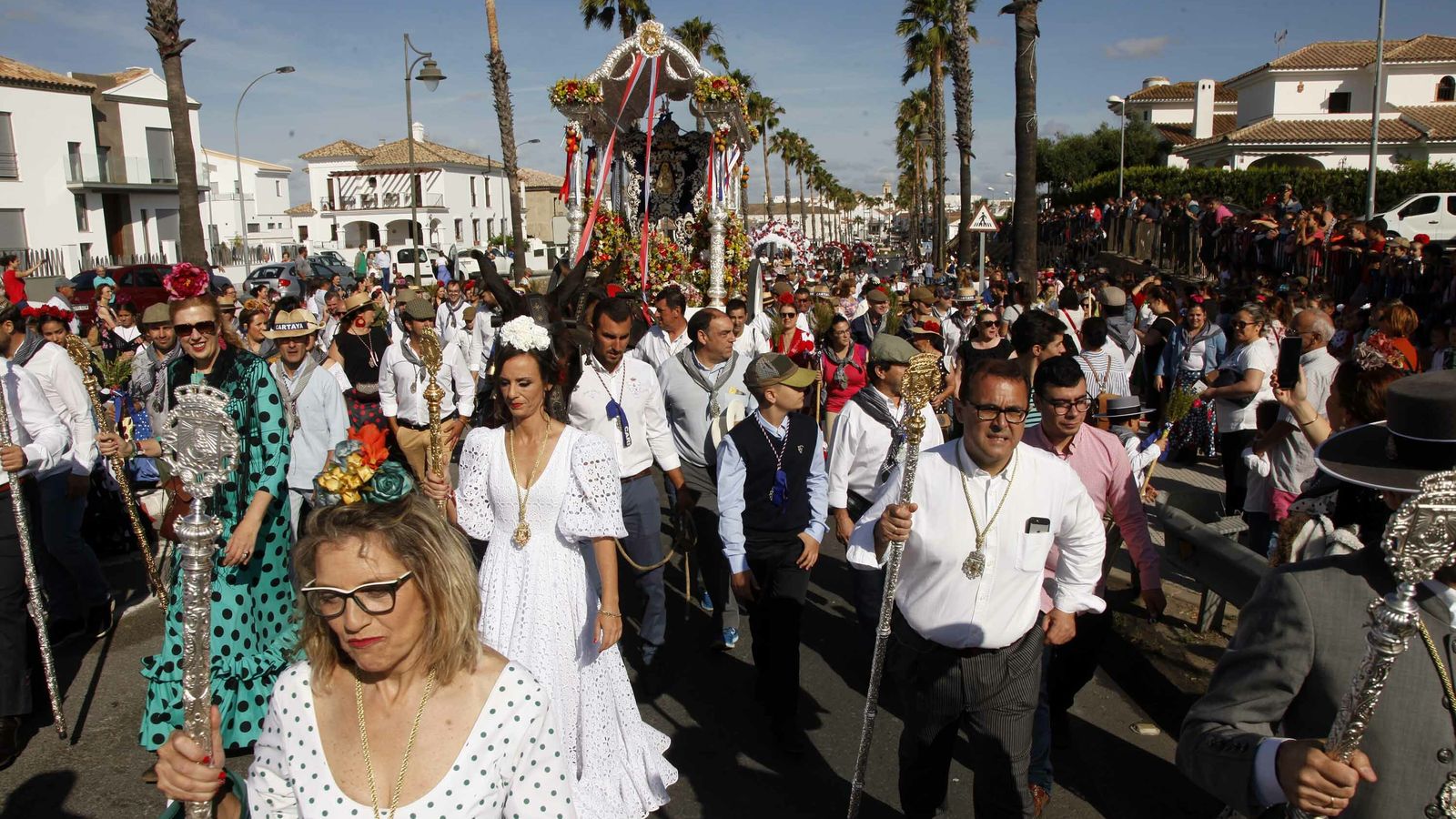 Cientos de peregrinos acompañaron al Simpecado.