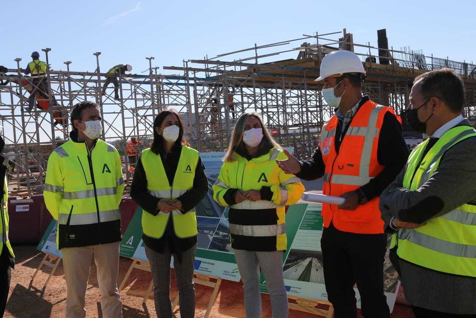 La consejera de Fomento Marifrán Carazo y su equipo en la obra del viaducto del Pago de Enmedio.