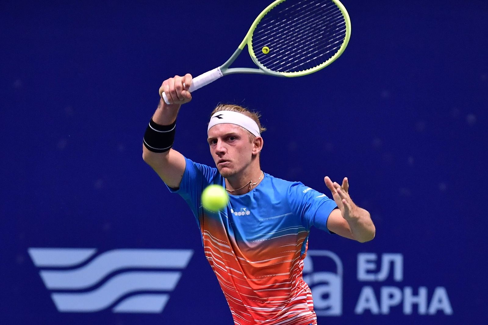 Davidovich devolviendo la bola durante un partido.