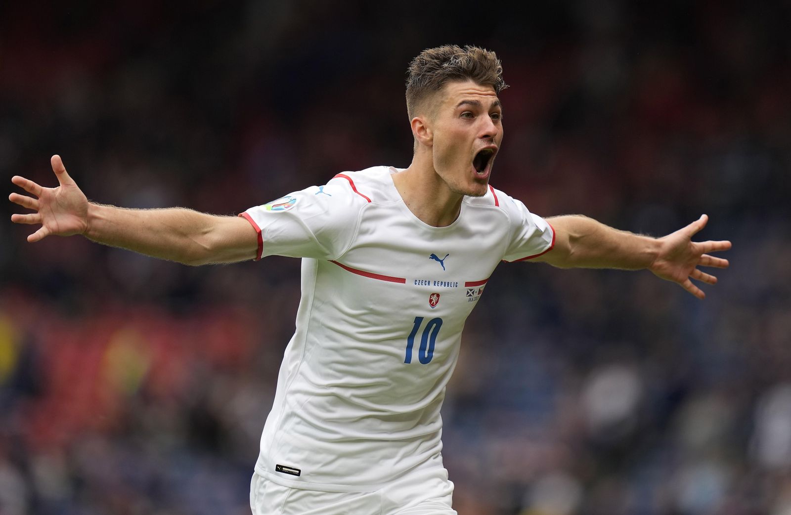 Schick, auténtico protagonista del encuentro, celebra uno de sus tantos frente a Escocia.