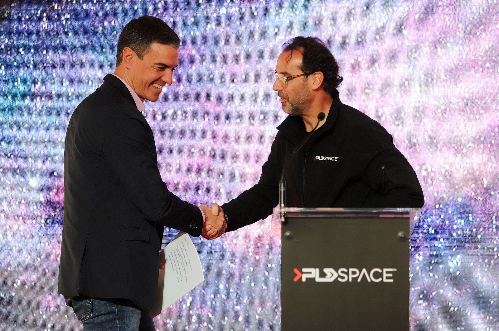 Imágenes de Pedro Sánchez en su visita al cohete Miura en la base espacial en Huelva