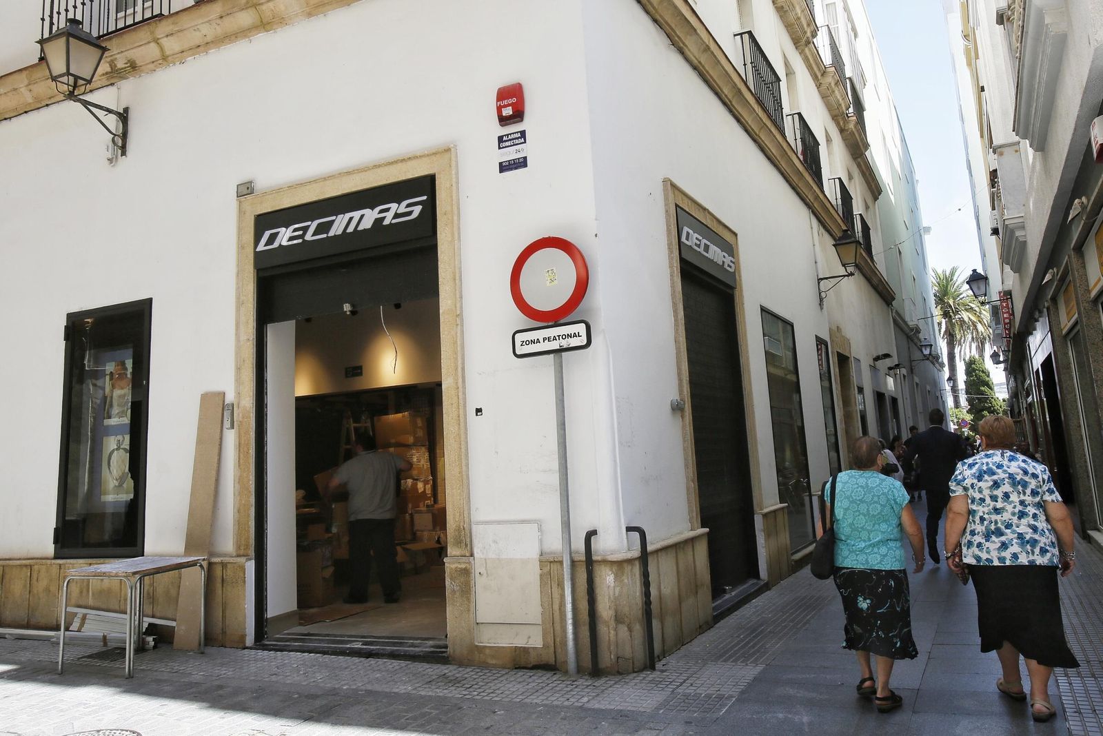 La tienda Décimas cuando se estaba montando.